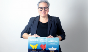 Sonia Vivas con los tres libros de la 'Saga del Latido'.