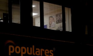 Un cartel con la imagen de Pablo Casado en uno de los despachos de la sede del PP en la madrileña calle de Génova, durante la larga reunió del todavía presidente del partido con los diritentes regionales y provinciales.  REUTERS/Jon Nazca