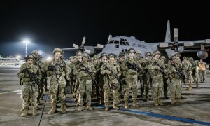 Una fotografía facilitada por el Ministerio de Defensa de Letonia muestra a los primeros 40 soldados de la 173.ª Brigada Aerotransportada del Ejército de EE. UU. tras descender de un avión militar en Letonia, el 24 de febrero de 2022.