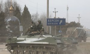 Un tanque con una 'z' en una calle de Armyansk (Crímea).