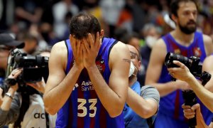 El jugador del Barça Nikola Mirotic celebra la consecución del título de la Copa del Rey tras su victoria ante el Real Madrid en la final del torneo que tiene lugar este domingo en el Palacio de los Deportes de Granada