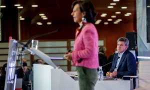 El consejero delegado del Banco Santander, José Antonio Álvarez, escucha la intervención de la presidenta de la entidad, Ana Botín, durante la presentación de los resultados de 2021, en Boadilla del Monte (Madrid). E.P./Ricardo Rubio