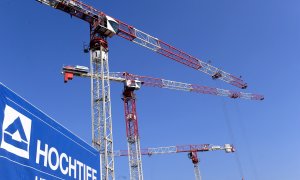 Varias grúas en una obra de la constructora alemana Hochtief, controlada por ACS, en Essen. AFP PHOTO / PATRIK STOLLARZ