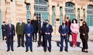 El presidente de la Junta, Juanma Moreno, preside la foto de familia durante el Consejo de Gobierno de la Junta de Andalucia en la Antigua Estación de Linares, a 7 de febrero de 2022 en Jaén (Andalucía, España).