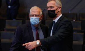 El alto representante para Asuntos Exteriores de la Unión Europea, Josep Borrell (L), y el secretario general de la OTAN, Jens Stoltenberg