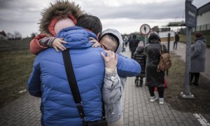 El ucraniano Ivan abraza a su nieta Diana y a su hija Olena justo después de cruzar la frontera de Shehyni en Ucrania a Medyka en Polonia. después de la invasión militar de Rusia en territorio ucraniano.