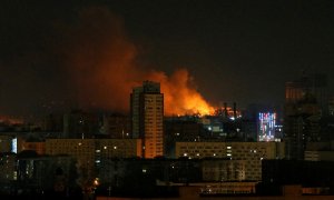 26/02/2022 El fuego y el humo se eleva en la noche de Kiev por los bombardeos ocurridos durante la incursión de Rusia a la capital de Ucrania