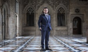 Aragonès fotografiat a la Galeria Gòtica del palau de la Generalitat davant l'accés al Pati dels Tarongers.