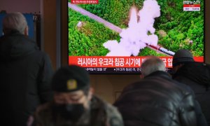 Noticias sobre el lanzamiento de un presunto misil balístico por parte de Corea del Norte se transmiten en un televisor en la estación de Seúl en Seúl, Corea del Sur, el 27 de febrero de 2022.