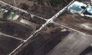 Una imagen satelital muestra un convoy militar cerca de Invankiv.