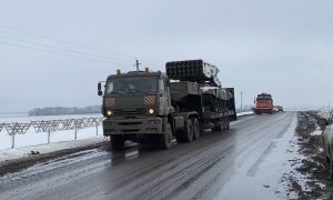 Captura de un vídeo publicado por el periodista Frederik Pleitgen de un vehículo acorazado T-72 que llevaban acoplados lanzamisiles tipo TOS-1.