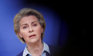 La presidenta de la Comisión Europea, Ursula von der Leyen, pronuncia una declaración tras la conclusión de una reunión de Ministros de Relaciones Exteriores de la UE sobre la crisis en Ucrania, en Bruselas, Bélgica, el 22 de febrero de 2022.