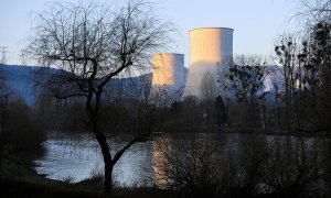 Vista general de las dos torres de enfriamiento de la central nuclear Electricité de France (EDF) , en Chooz.