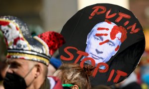 Un ciudadano sostiene un cartel que representa al presidente ruso y dice "Paren a Putin" durante una marcha por la paz titulada "Libertad para Ucrania" en Alemania, el 28 de febrero de 2022.