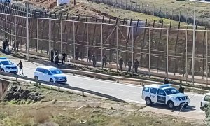 Patrullas de la Guardia Civil junto a la valla de Melilla este 2 de marzo de 2022, cuando cerca de 2.500 migrantes han intentado cruzar hacia España.