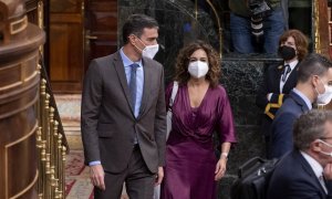 El presidente del Gobierno, Pedro Sánchez, y la ministra de Hacienda, María Jesús Montero, a su llegada a una sesión plenaria en el Congreso de los Diputados. E.P./Alberto Ortega