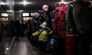 4/3/22-Un grupo de personas esperan en la estación de tren de Lviv, a 2 de marzo de 2022, en Leópolis (Ucrania).