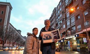 Adolfo Salazar y su hijo pequeño, José, sosteniendo una foto de sus difuntos padres.