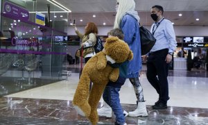 Ciudadanos procedentes de Ucrania llegan a la estación de Barcelona Sants al haberse establecido un hub o centro de conexión para la gestión de los movimientos de refugiados ucranianos