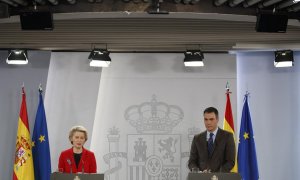 Pedro Sánchez y Úrsula von der Leyen, durante la declaración institucional, este sábado en el Palacio de la Moncloa.