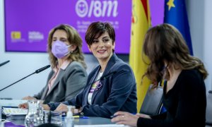 La vicepresidenta tercera y ministra para la Transición Ecológica y el Reto Demográfico, Teresa Ribera; la ministra Portavoz, Isabel Rodríguez; y la ministra de Igualdad, Irene Montero, comparecen tras el Consejo de Ministros en Moncloa.