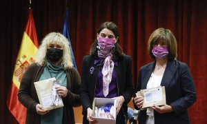 La ministra de Justicia, Pilar Llop (c), posa junto a Cristina Albarrán (i), jefa del servicio de Biología del Instituto Nacional de Toxicología y Ciencias Forenses, y Begoña Bravo, jefa del servicio de Química del Instituto Nacional de Toxicología y Cien