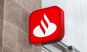 El logo de Banco Santander en una de sus oficinas.