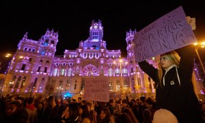 Una marea morada, formada por miles de personas, en su mayoría mujeres, han vuelto a marchar hoy martes, tras el parón de la pandemia, desde Atocha hasta la Plaza de Colón, en Madrid, en una multitudinaria manifestación por el Día Internacional de la Muje