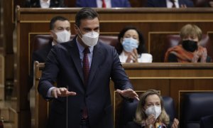 09/03/2022.- El presidente del Gobierno, Pedro Sánchez (i) y la vicepresidenta primera y ministra de Economía, Nadia Calviño (d) durante la sesión de control al ejecutivo este miércoles en el Congreso donde defiende las actuaciones del Gobierno en el marc