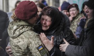 Una mujer ucraniana llora durante una ceremonia fúnebre de tres soldados ucranianos muertos en combates con las fuerzas rusas, en Lviv, Ucrania, 09 de marzo de 2022.