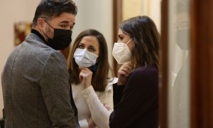 23/02/2022.- El portavoz parlamentario de ERC, Gabriel Rufián, la ministra de Derechos Sociales, Ione Belarra, y la ministra de Igualdad, Irene Montero, conversan en una sesión plenaria. Eduardo Parra / Europa Press