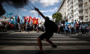 Manifestantes protestan en los alrededores del Parlamento argentino en Buenos Aires (Argentina) este 10 de marzo de 2022.