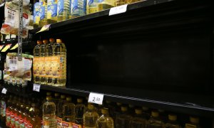 Una estantería de un comercio de Madrid, casi vacía por la escasez de aceite de girasol.