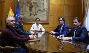 Los representantes de los sindicatos CCOO y UGT y de las patronales CEOE y Cepyme, en la Mesa de Diálogo Social con la ministra de Trabajo, Yolanda Díaz.