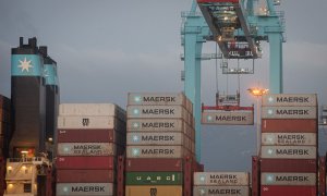 Los buques ,Maersk Denver y Mary Maersk, en la terminal de APM, gestionada por Maerks .en el puerto de Algeciras (Cádiz),