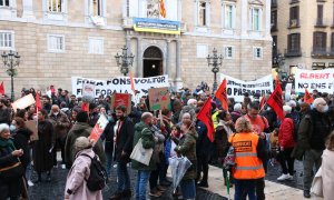 La manifestació del Sindicat de Llogateres a la plaça Sant Jaume de Barcelona en defensa de la regulació dels lloguers.