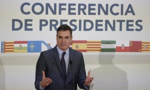 El presidente del Gobierno, Pedro Sánchez, durante su intervención en la reunión de la XXVI Conferencia de Presidentes se celebra este domingo en el Museo Arqueológico Benahoarita, en la localidad de Los Llanos de Aridane