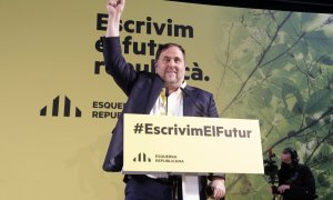 El president d'ERC, Oriol Junqueras, alça el puny durant la Conferència Nacional del partit.