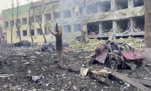 Escombros junto al hospital bombardeado en Mariúpol. Fotografía tomada de un vídeo el 9 de marzo, el día del ataque.