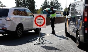 Un agente de la Policía Nacional durante un control en Madrid durante el estado de alarma.