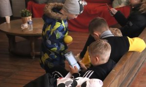 Diversos infants refugiats jugant en la sala d'estar de la casa de colònies de Sallent.