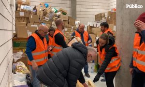 El parking de un centro comercial en Varsovia se ha convertido con la guerra y el éxodo de refugiados en un almacén de provisiones.