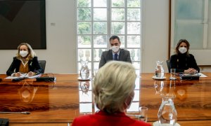 La ministra de Economía, Nadia Calviño, la presidenta de la Comisión Europea, Ursula von der Leyen, el presidente del Gobierno, Pedro Sánchez, y la vicepresidenta tercera y ministra para la Transición Ecológica, Teresa Ribera, se reúnen en La Moncloa, a 5