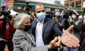 Fotografía del 13 de marzo de Óscar Iván Zuluaga, candidato a la Presidencia de Colombia por el partido Centro Democrático, junto a su madre antes de votar en Bogotá (Colombia).