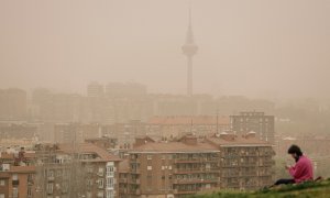 Una mujer observa la calima desde el mirador del Cerrro del Tío Pío, a 15 de marzo de 2022, en Madrid (España).