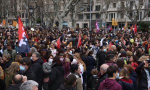 Docents concentrats a la convocatòria dels sindicats educatius al centre de Barcelona.