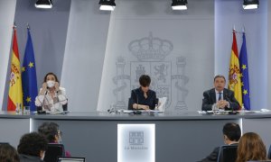 La ministra de Industria, Comercio y Turismo, Reyes Maroto, la ministra de Política Territorial y portavoz del Gobierno, Isabel Rodríguez, y el ministro de Agricultura, Pesca y Alimentación, Luis Planas, dan la la rueda de prensa posterior al Consejo de M