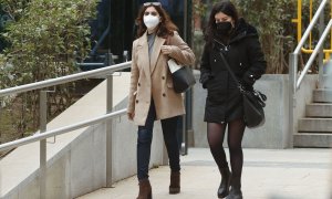 Dina Bousselham, a la izquierda, este martes saliendo de la Audiencia Nacional.