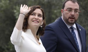 La presidenta de la Comunidad de Madrid, Isabel Díaz Ayuso (i) y el de Asturias, Adrián Barbón (d) a su llegada a la XXVI Conferencia de Presidentes celebrada este domingo en el Museo Arqueológico Benahoarita en la localidad de Los Llanos de Aridane, al o