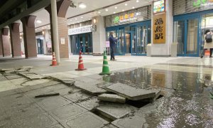 Una imagen muestra bloques de pavimento dañados en el suelo frente a la estación JR Fukushima debido al impacto del terremoto en Fukushima, a 17 de marzo de 2022.